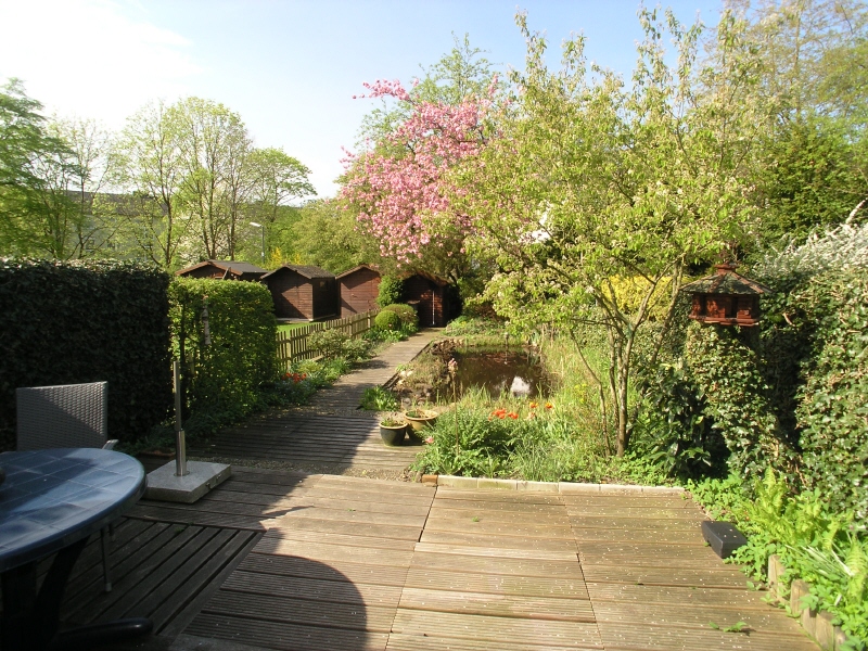Terrasse und Garten mit Teich