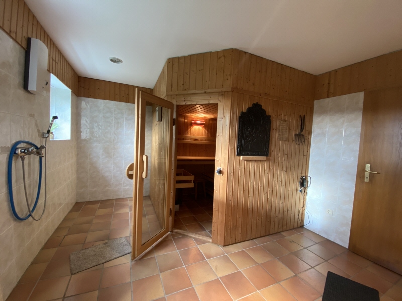 Saunabereich mit mehreren Duschen